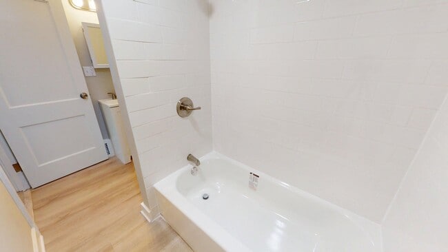 Building Photo - South Euclid Beauty - 3 bedroom Single Fam...