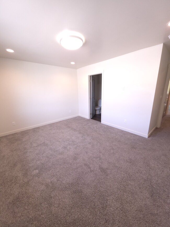 Building Photo - 117 E Ravenna Ln