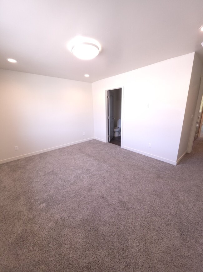 Building Photo - 121 E Ravenna Ln