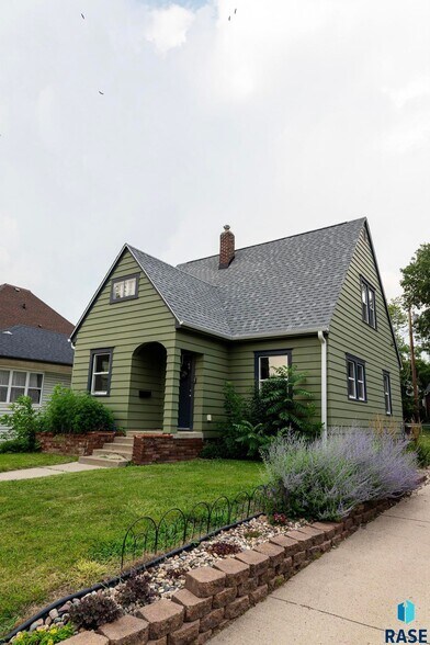 Primary Photo - 1104 S Main Ave