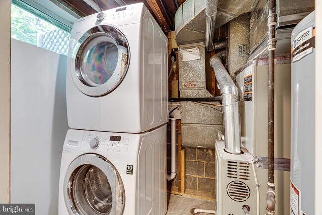 Building Photo - 7606 Jervis St