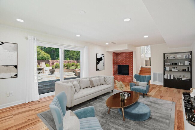 Building Photo - 6607 Lone Oak Dr