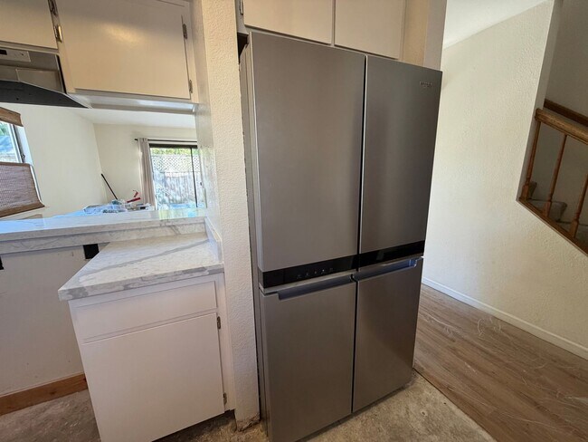 Building Photo - Charming Live Oak Townhome – Completely Renovated & Move-In Ready!