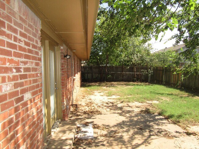 Building Photo - AVAILABLE NOW – $250 Off First Month’s Rent! Spacious 3 Bed Home Minutes from OU Campus