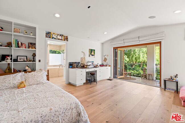 Building Photo - 10424 Valley Spring Ln