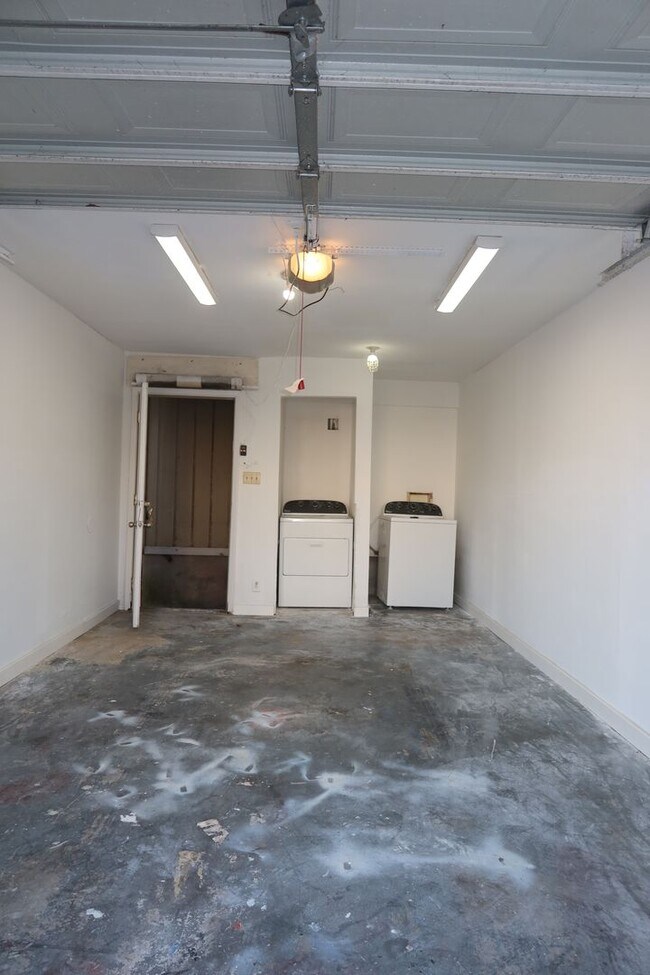 Building Photo - K246 - South Oak #102