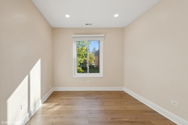Building Photo - 224 W Ct of Shorewood