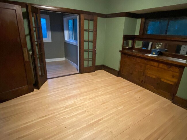 Building Photo - 2016-2018 E 6th Street