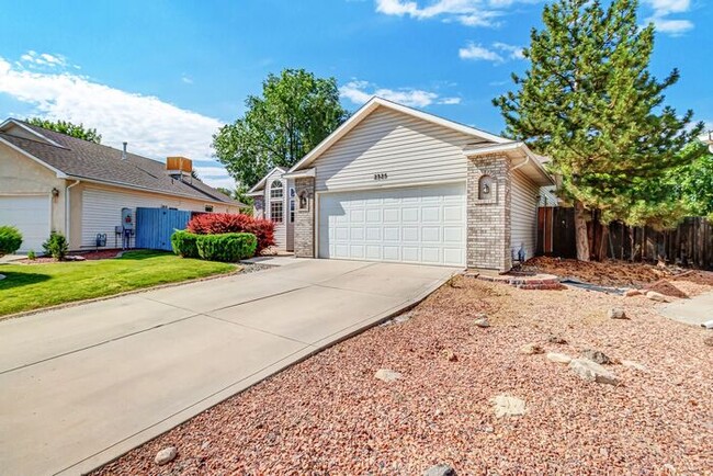 Building Photo - 3 bedroom home with fenced yard and garage...
