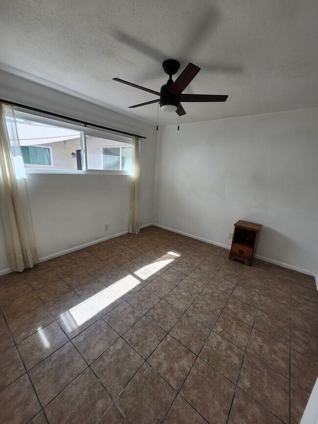 Building Photo - M-Muir Ave (triplex)