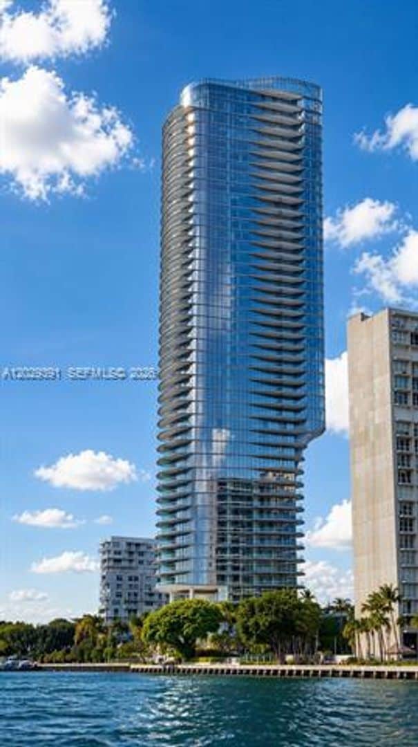 Building Photo - 174 SE 25th Rd