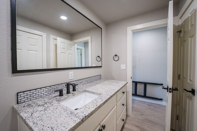 Building Photo - Texas Oaks