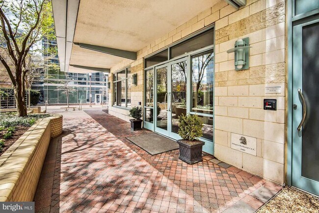 Building Photo - 851 N Glebe Rd