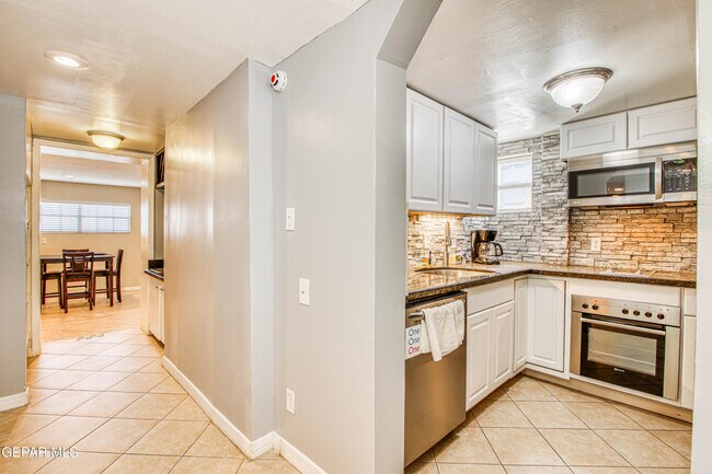 Building Photo - 1701 Elm St