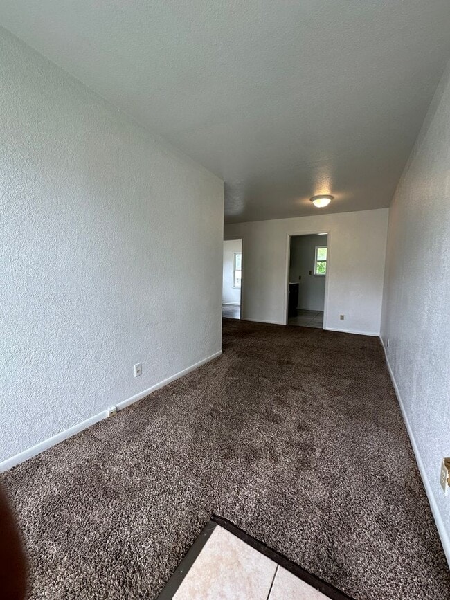 Building Photo - Your Next Home Just Dropped in Springfield!