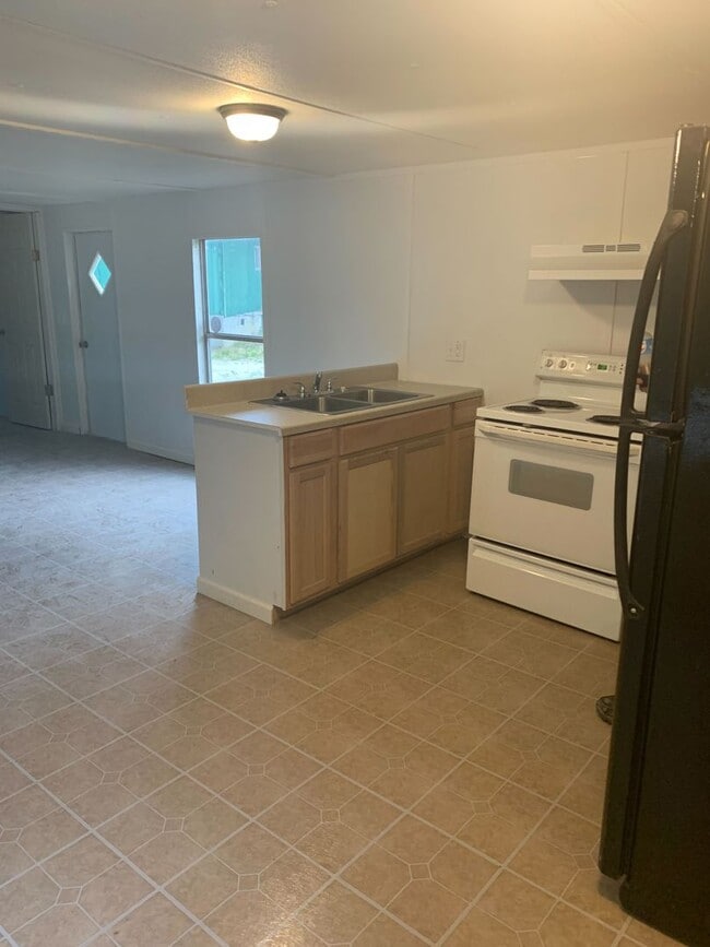 Building Photo - APPROVED SECTION 8 VOUCHERS ONLY! - 2 Bedr...