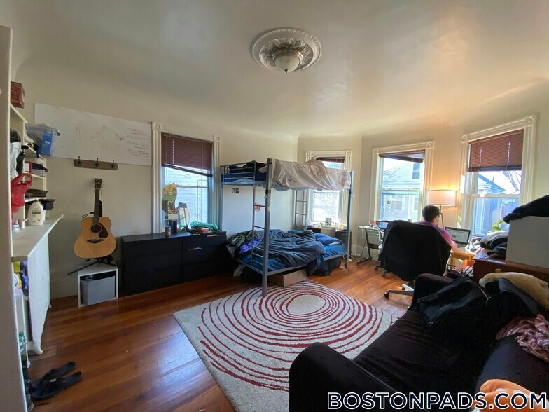 Building Photo - 10 Sachem St