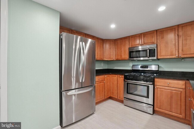 Building Photo - 1515 S Arlington Ridge Rd