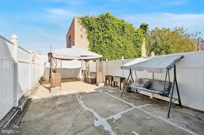 Building Photo - 1039 W Russell St