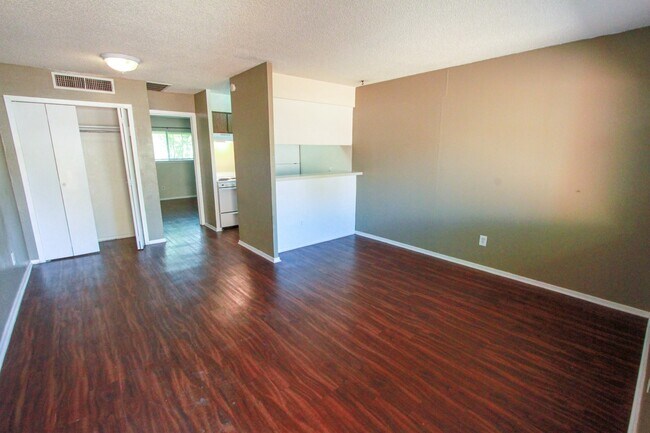Building Photo - Charming 1-Bedroom, 1-Bath 4-Plex Unit Nea...