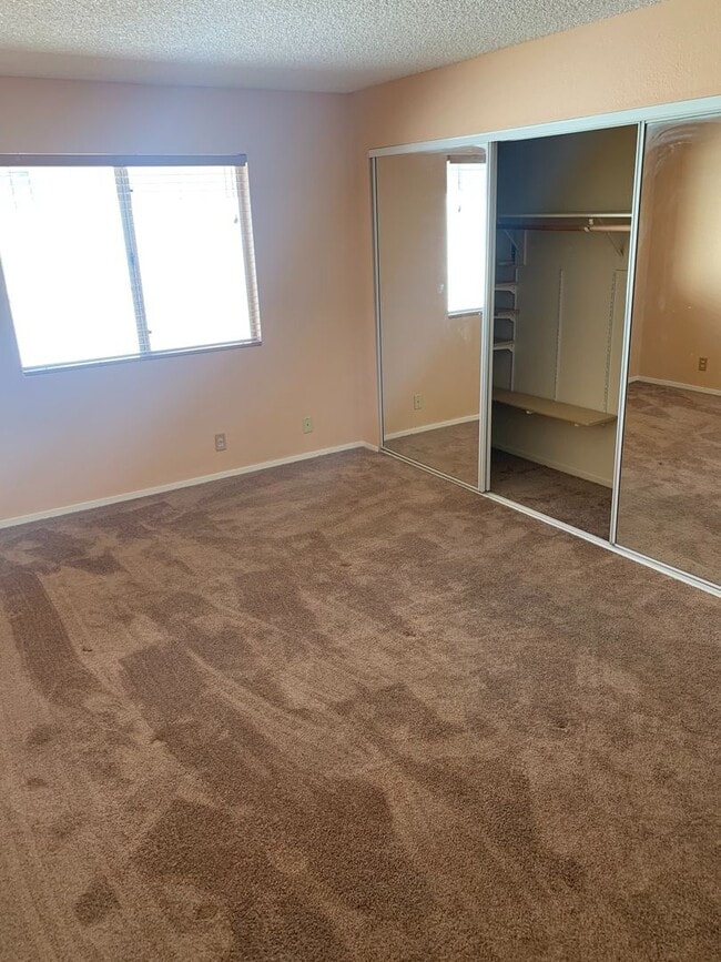 Building Photo - Beautiful upper level larger 2 bedroom, 2 ...