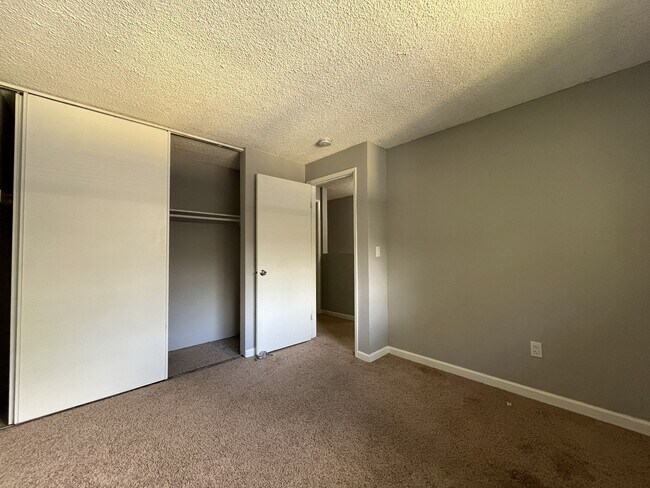 Building Photo - 4911 SW Beaverton Hillsdale Hwy