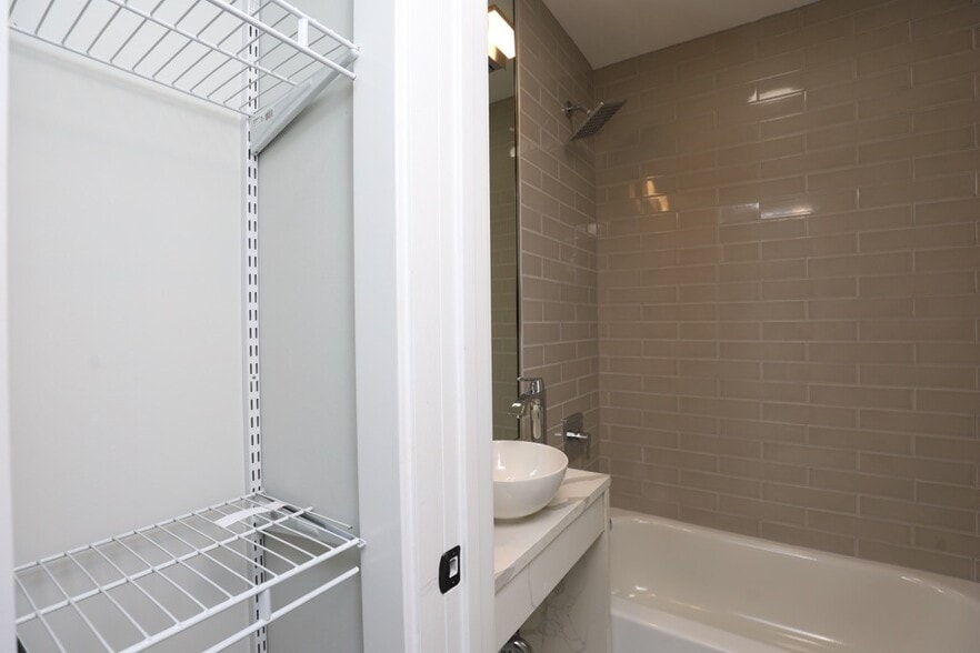 Building Photo - 510 W Belmont Ave