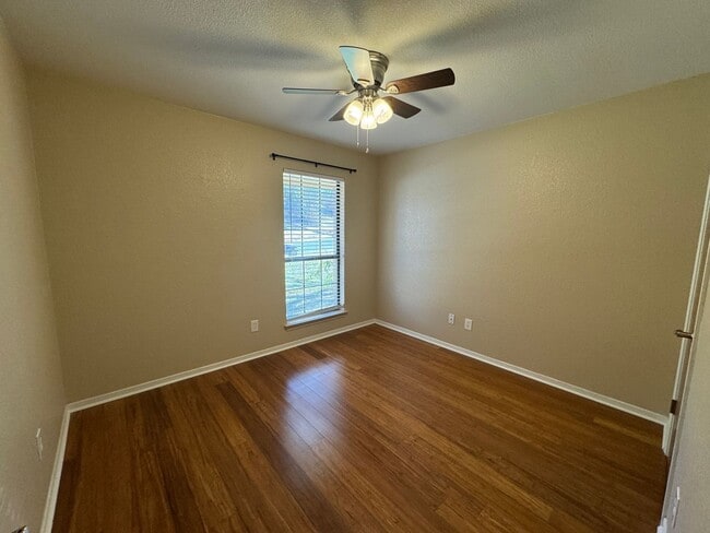 Building Photo - 2212 Phyllis Dr