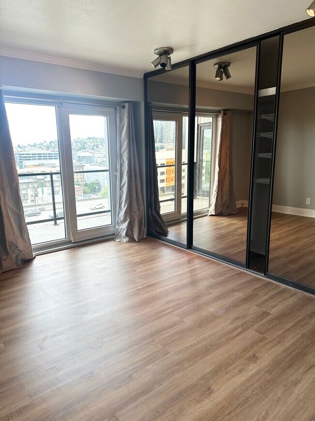 Building Photo - 2-bed, 2-bath Condo with Sweeping Views of City and Space Needle!