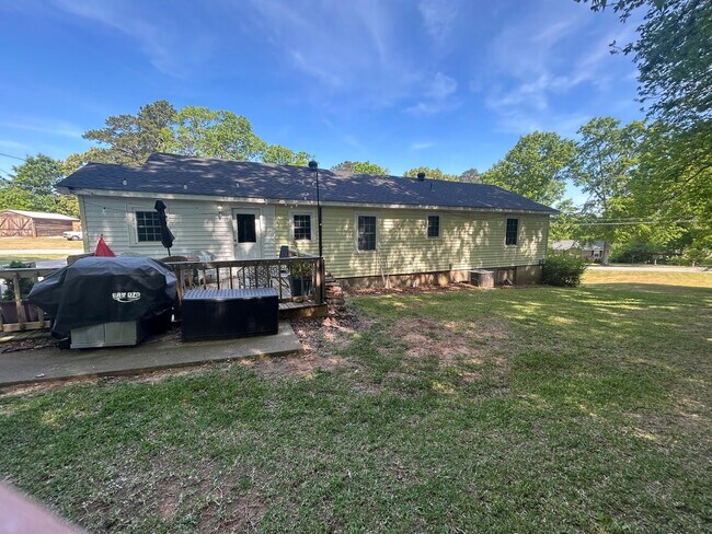 Building Photo - 110 Martin St