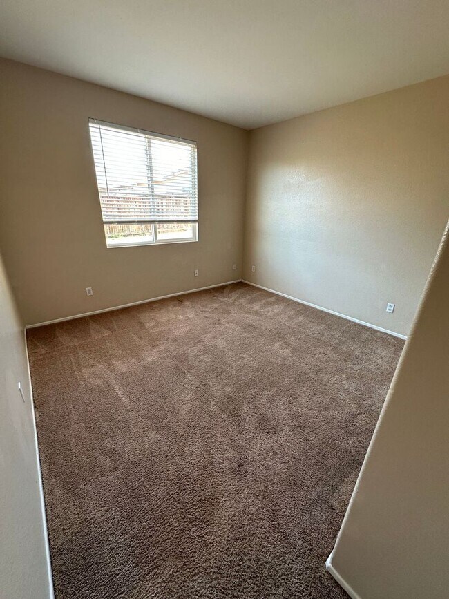 Building Photo - 4 BEDROOM HOME + OFFICE IN VICTORVILLE
