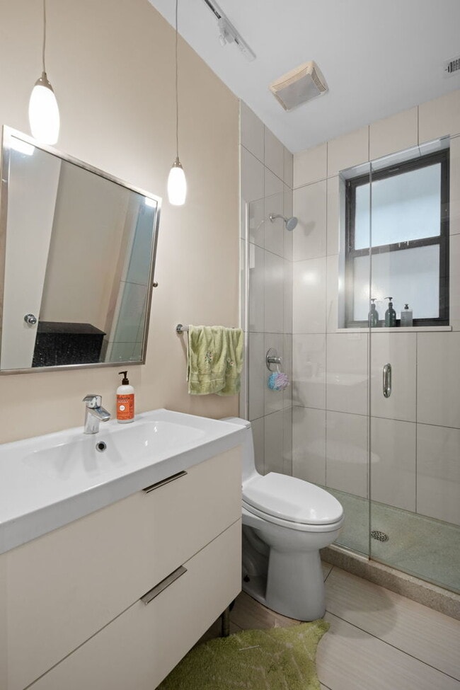 Building Photo - 624 N May St