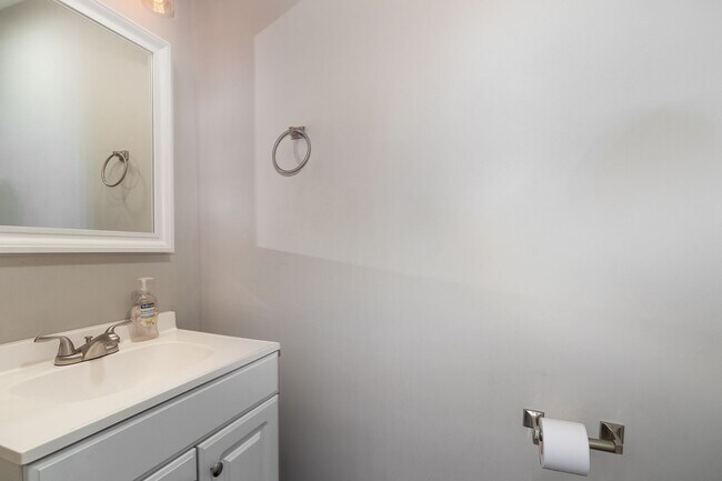 Building Photo - 4 Bedroom home in historic downtown Carlis...