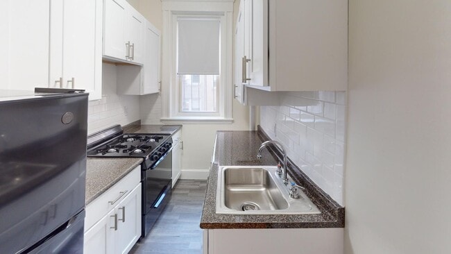 Building Photo - Avl NOW - No Fee! Split style 2BR in the heart of the Fenway