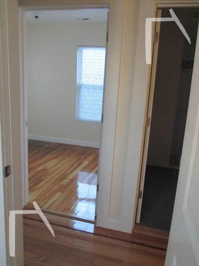 Building Photo - Nicely renovated 3 bed next to Brookline Village.