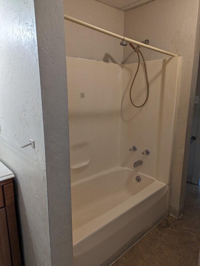 Building Photo - 220-2 Lloyd St