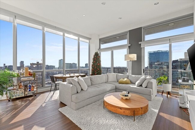 Building Photo - 910 W Huron St