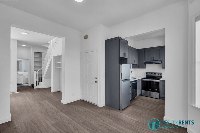 Building Photo - Noe Valley: Remodeled Top Floor Bi-Level Apartment w/ Views & Shared Yard