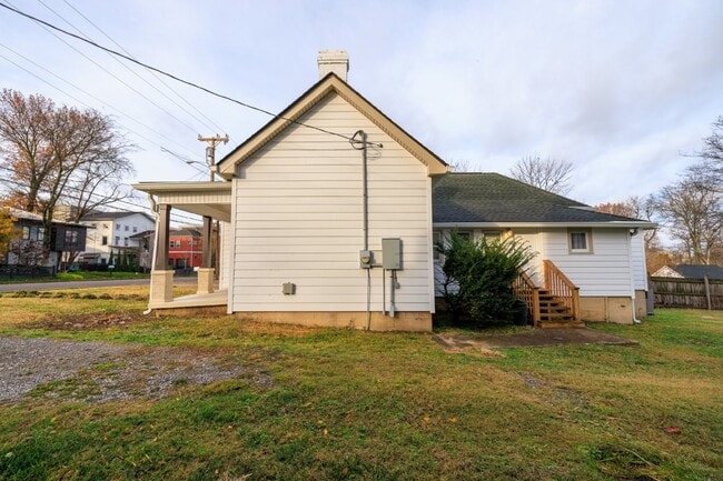 Building Photo - NOW AVAILABLE!!!  Charming, Renovated 2 Bed, 1 Bath East Nashville Home, Minutes to Five Points &...