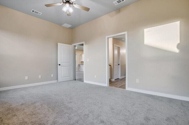 Building Photo - Pre-leasing for July