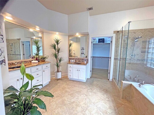 Building Photo - 9604 Big View Dr