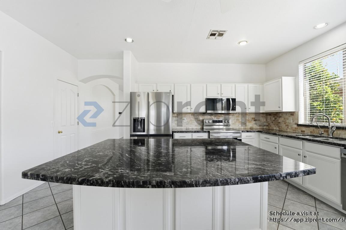 Building Photo - 2131 E Bellerive Pl