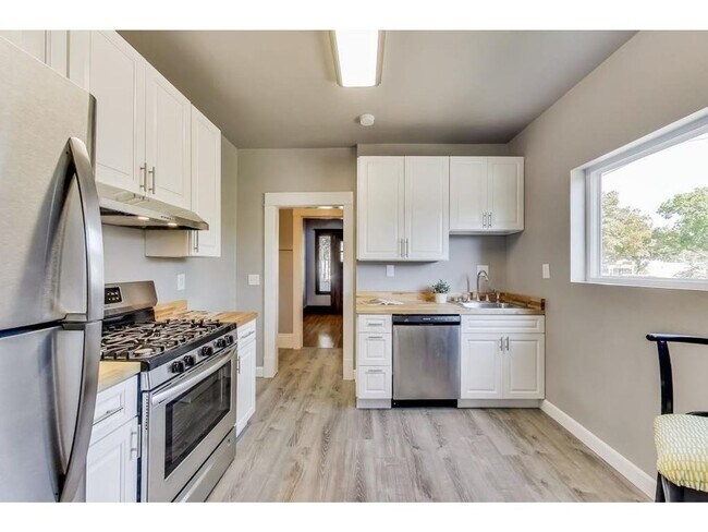 Building Photo - Hamline University- Large and Spacious 6 B...
