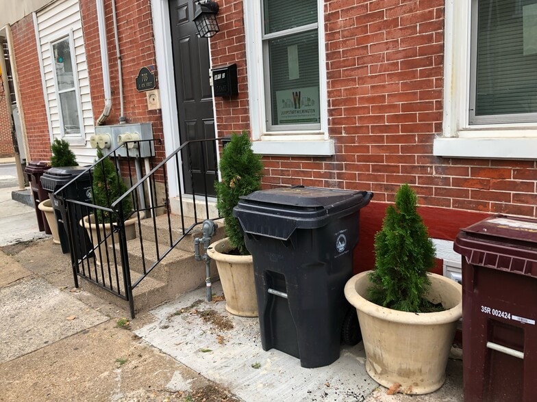 Front of Property View - 703 E 10th St