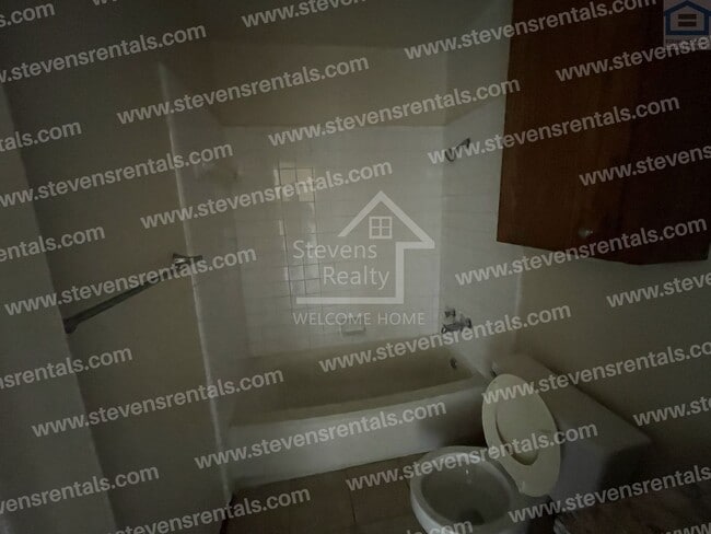 Building Photo - 1912 SW D Ave