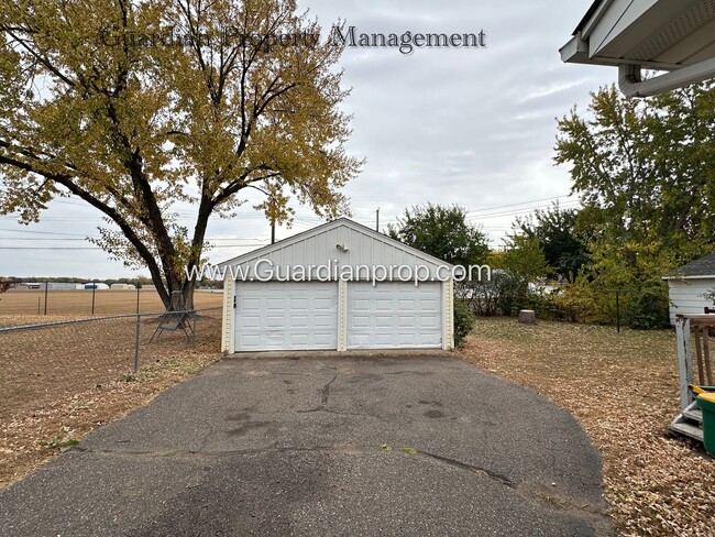 Building Photo - Crystal Single Family Home, 2 Car Garage, ...