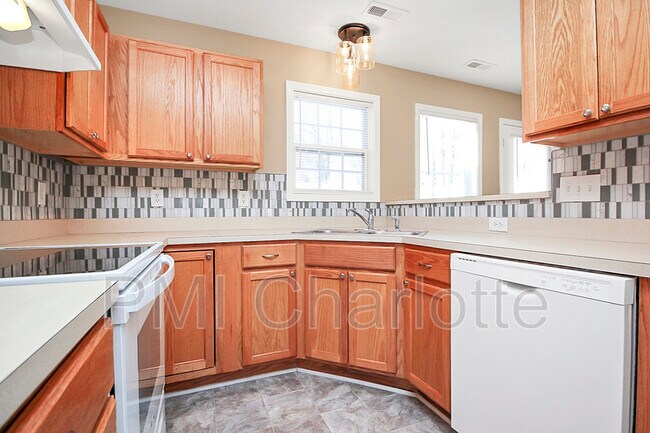 Building Photo - 1815 Butterfly Ln