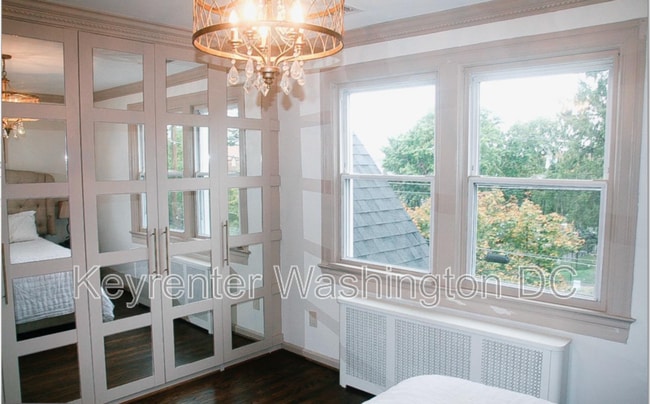 Building Photo - 242 Emerson St NW