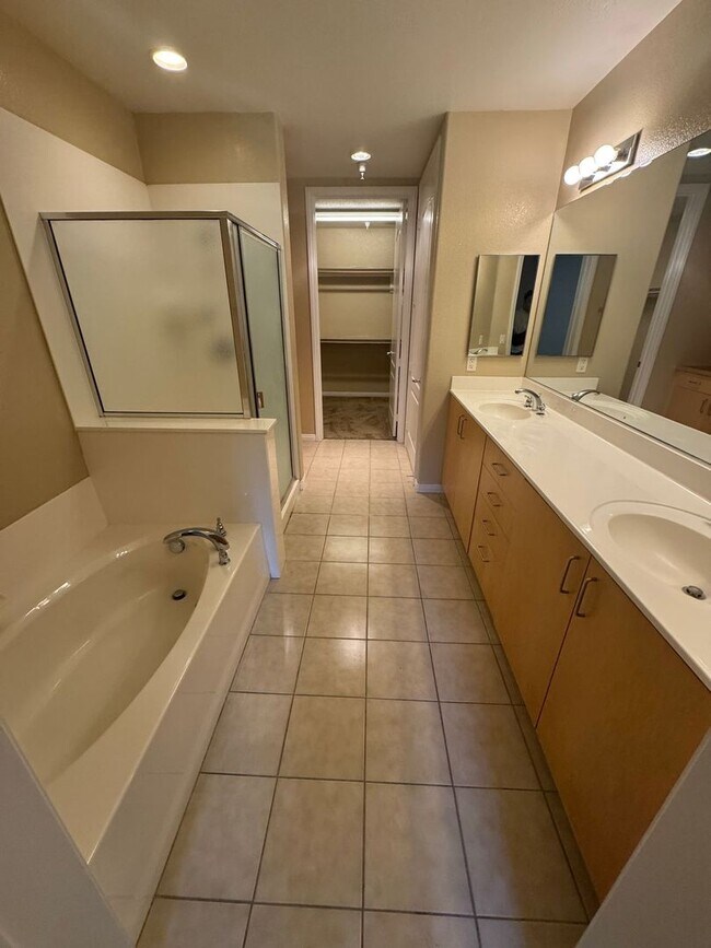 Building Photo - SPACIOUS BOTTOM FLOOR 2 BEDROOM IN THE GATED MANHATTAN CONDOS