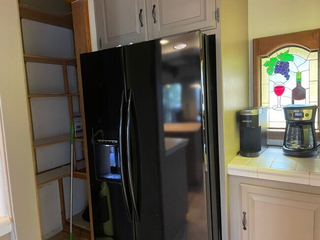 Building Photo - Large home level entry with garage.